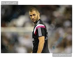 假动作的艺术：利用“假装犹豫”来掩盖你的强牌。（伪装之道：用“假犹豫”遮蔽你的强牌）